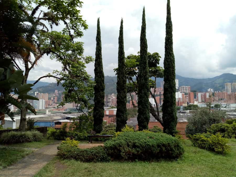 Medellín: Private Pablo Escobar Tour with Cable Car Ride - Guides: what to look for and why names keep coming up
