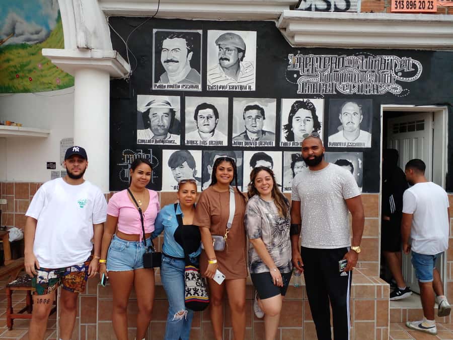 Medellin: Tour Pablo Escobar y Comuna 13 Privado - Stop-by-stop: what you’ll see and why it matters