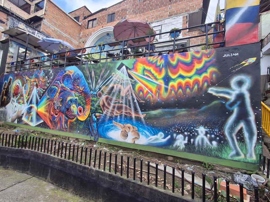 Medellin: Tour Pablo Escobar y Comuna 13 Privado - Comuna 13 graffiti tour: art with history and meaning