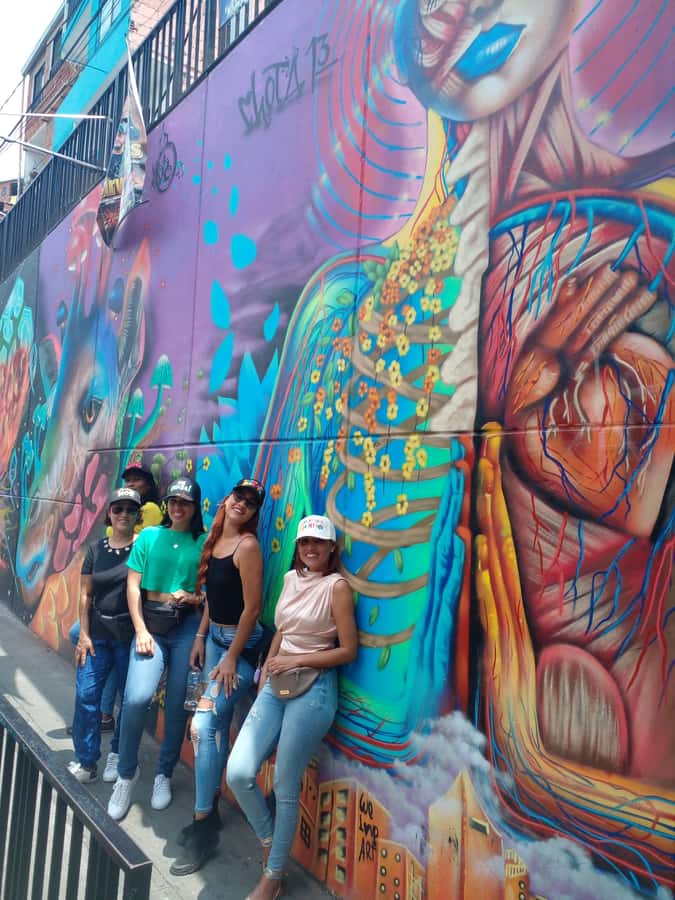 Medellin: Tour Pablo Escobar y Comuna 13 Privado - Food and shopping: plan for it