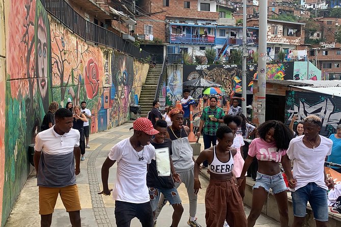 Pablo Escobar +Comuna13 tour - Stop 1: Medellín + Comuna 13 Urban Culture (and How the Day Flows)