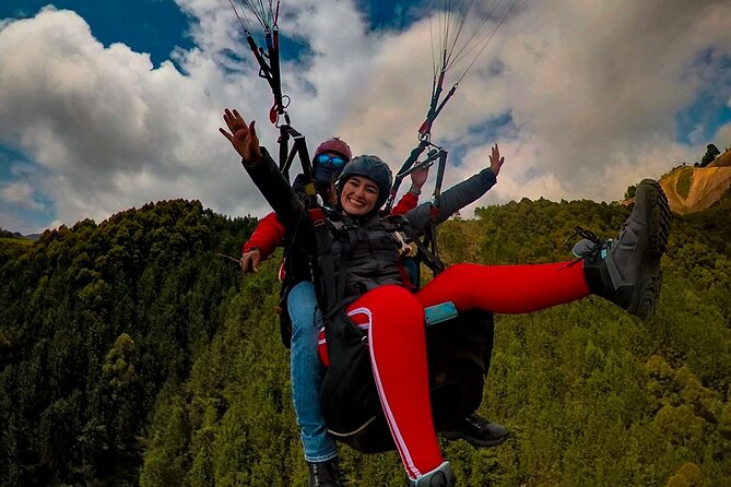 Paragliding flight in Medellin with expert pilots - Safety briefing that actually makes sense (and pilots you can trust)