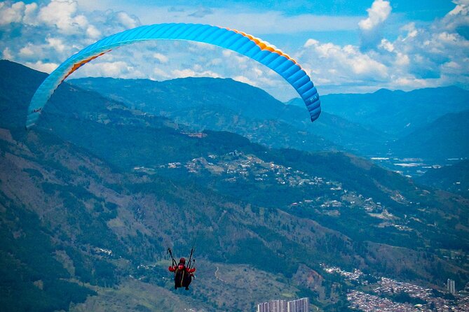 Paragliding flight in Medellin with expert pilots - Weather is the boss: what happens if the plan changes mid-flight
