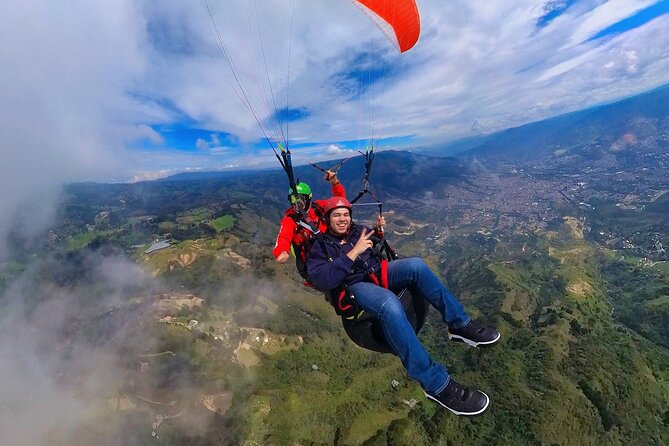 Paragliding flight in Medellin with expert pilots - Who this paragliding experience suits best (and who should be cautious)