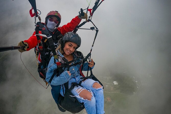 Paragliding flight in Medellin with expert pilots - From runway to sky: how the launch and 1-hour timing works
