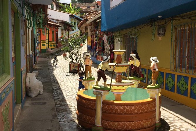 Private Guatape tour - Getting to Piedra del Peñol: the climb, the views, and smart planning