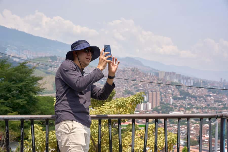 Private Tour Comuna 13 with Cable Car - Getting There: Medellín Pickup and the San Javier Start
