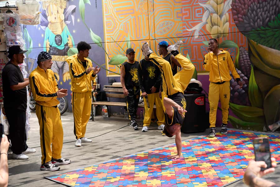 Private Tour Comuna 13 with Cable Car - Street Art and Mural Stories: How Your Guide Makes It Real