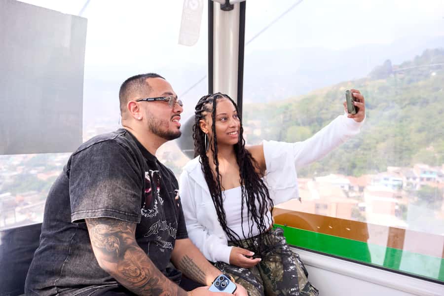 Private Tour Comuna 13 with Cable Car - Metro Cable Ride: Views and the Feel of Medellín’s Innovation