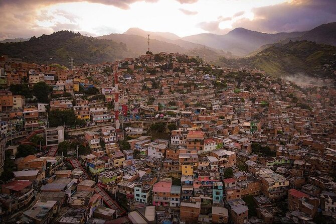 Private Tour to Comuna 13 & Exotic Fruit Market in Medellin! - Stop 2: Comuna 13 graffiti history with escalator views