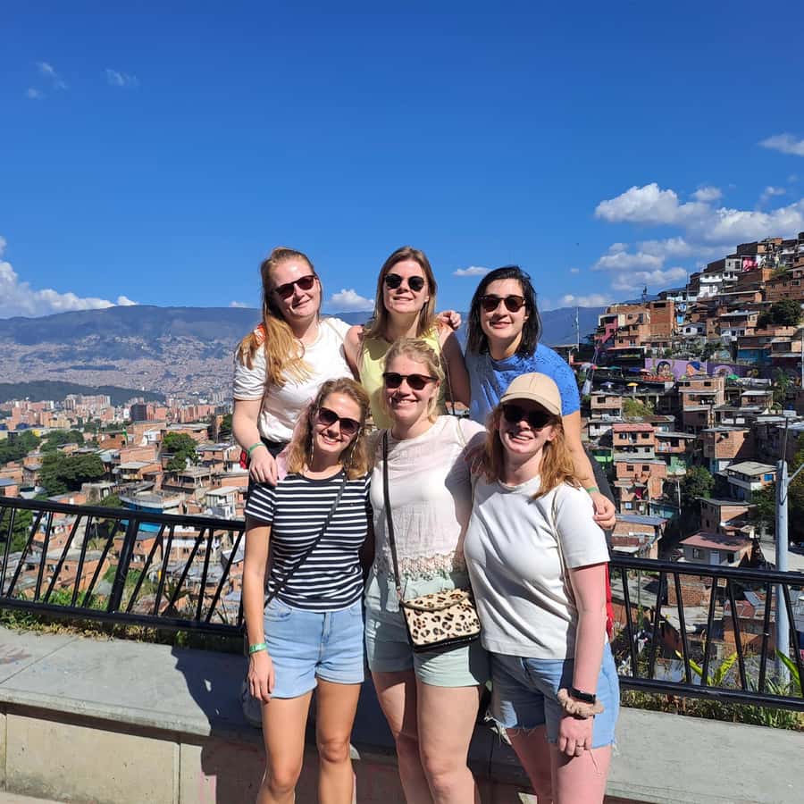 Shared Tour to Comuna 13 & Aurora Cable Car in Medellin - Escaleras Eléctricas: Why This Staircase Matters