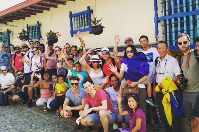 Tour Guatapé - Getting from Medellín to Guatapé in an AC van