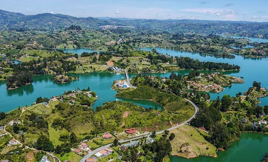 Tour Guatapé - Piedra del Peñol with departure from Medellín - Entering Guatapé from Medellín: the 7:30 am start that pays off
