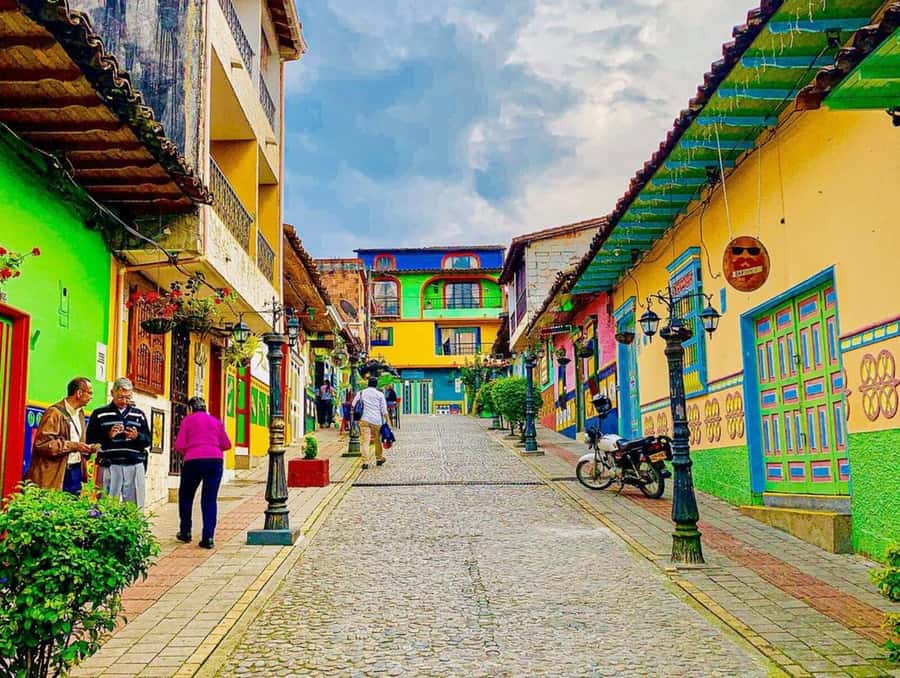 Tour Guatapé - Piedra del Peñol with departure from Medellín - Marinilla animal farm: a pause you’ll actually remember
