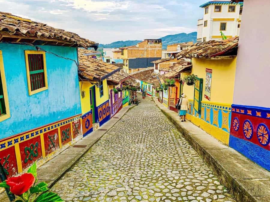 Tour Guatapé - Piedra del Peñol with departure from Medellín - Peñol replica and Plaza de los sócalos: where the story sticks