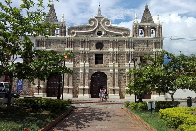 Tour Santa Fe de Antioquia - San Jerónimo: your longer stretch for cobblestones, viewpoints, and breathing room
