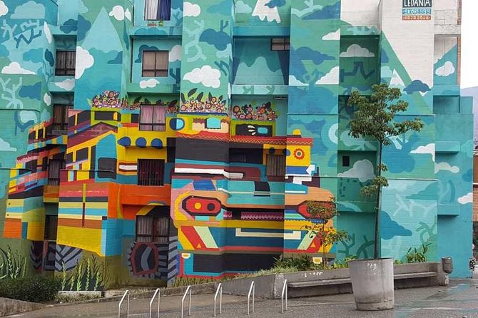 Walking tour, cable car & fruit tasting - Why this Medellín walk-and-ride route works