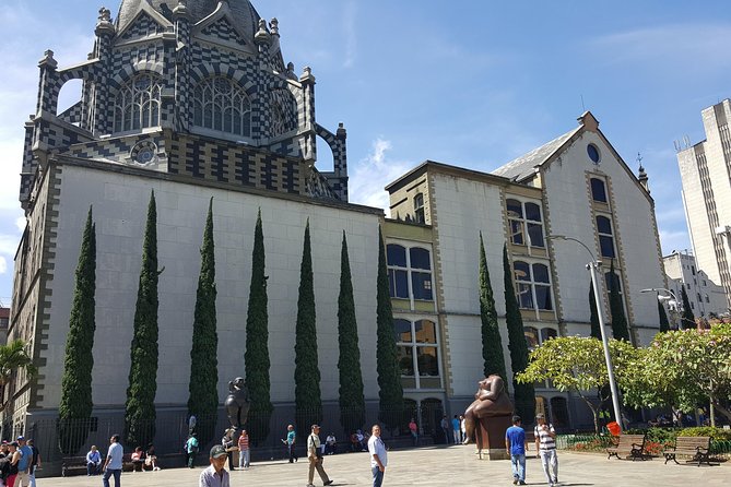 Walking tour downtown Medellín - Centro Administrativo La Alpujarra: The Paisa Culture Starting Point